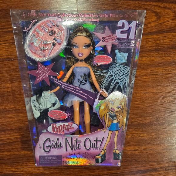 Bratz Girls Nite Out 21st Birthday Edition Yasmin and Sasha Fashion Dolls 2022 - Picture 4 of 4